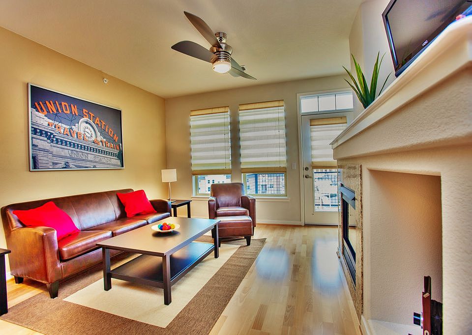 Spacious living room 