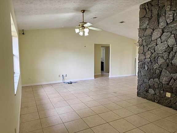 3rd image of 1562 SW Avens Street