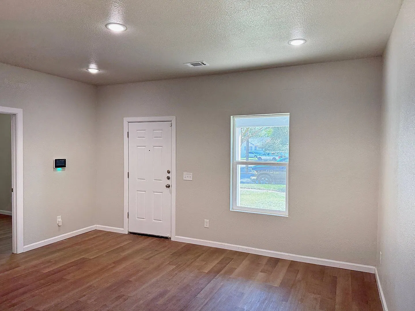 Fully Remodeled 3 Bed 2 Bath In Floral Heights — Photo 3