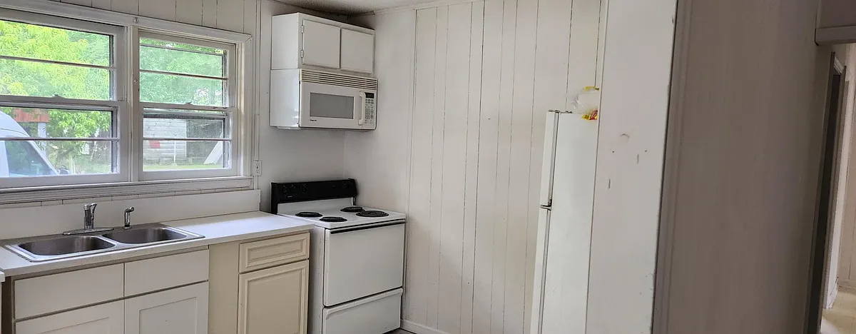 Kitchen - 608 S Sycamore St