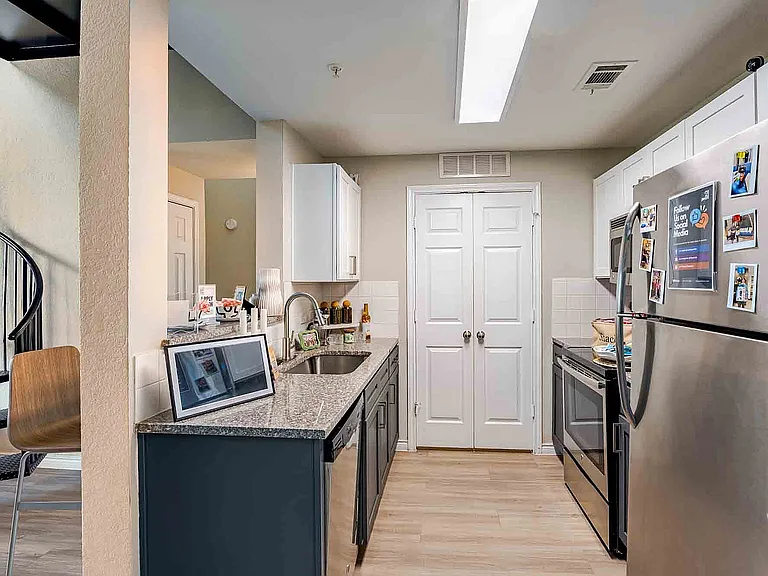21-Pearl-Apartments-Near-UT-Austin-Kitchen