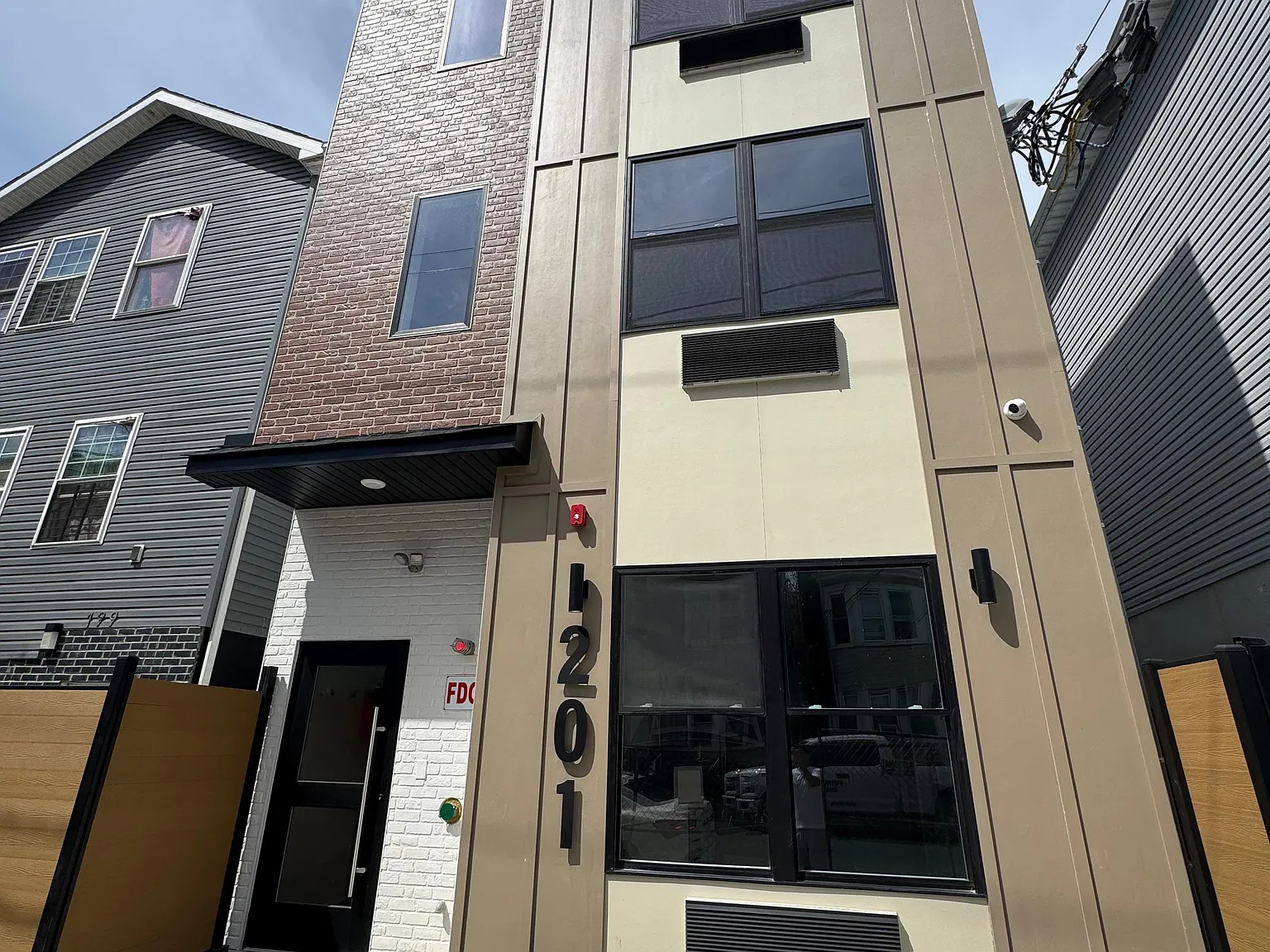 Studio, $1,636 — Photo 1