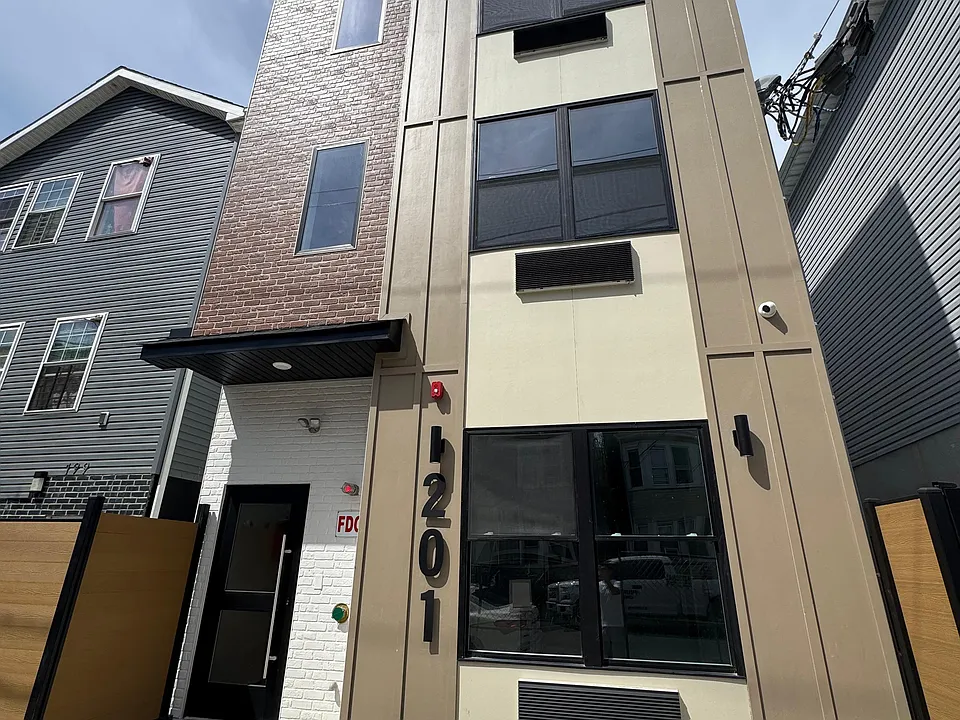 201 Governor St #202