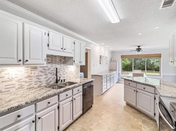 7145 Shady Oaks Dr, Bartlett, TN 38133