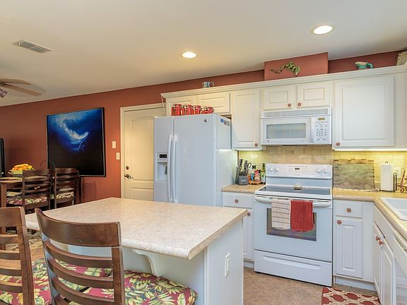 4th image of 12 Doral Dr