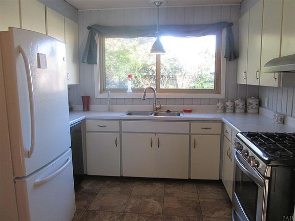 4th image of 320 Lowell Ln