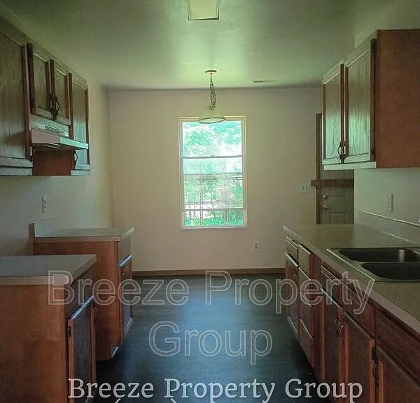546 Breaden St — Photo 4