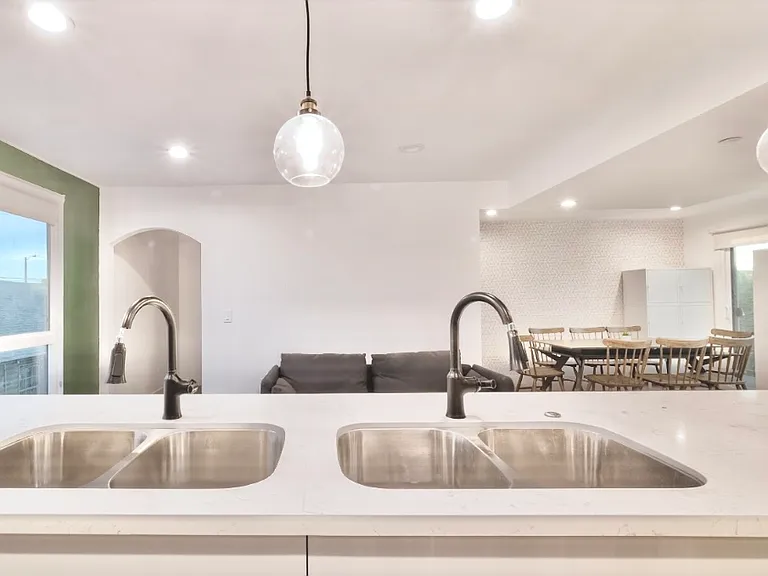 1455 W 36th St — Photo 32