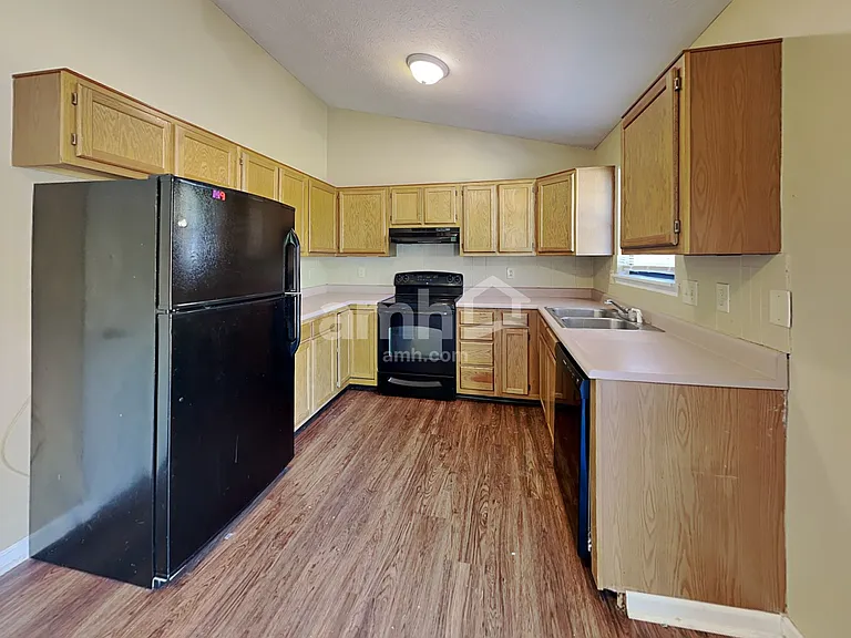 258 Longfellow Ln — Photo 3