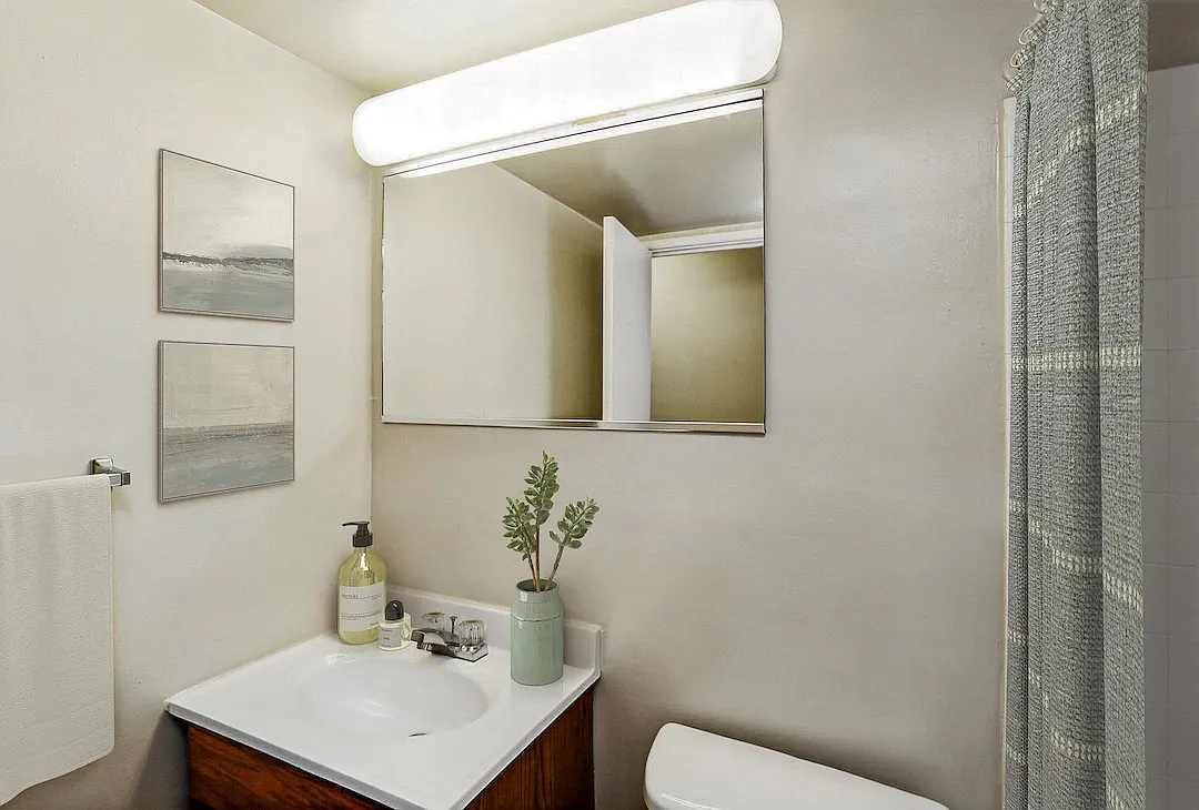 Laurel Park & Laurelton Court — Photo 2