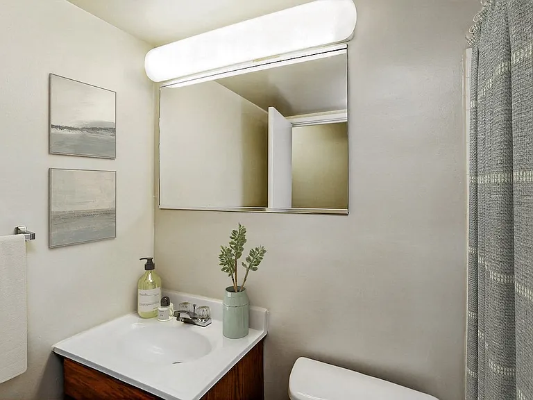 Laurel Park & Laurelton Court — Photo 2