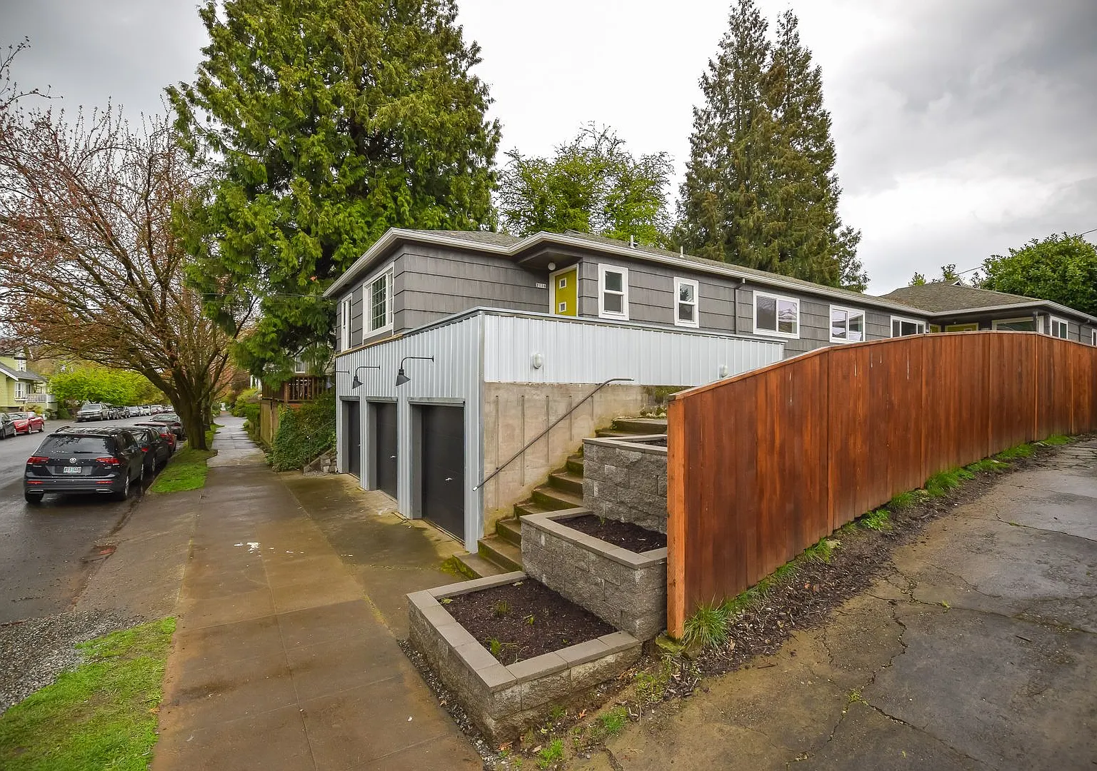 Beautiful Fully Renovated 3 Bedroom in GREAT Location!! — Photo 3