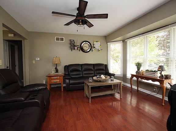 3rd image of 714 Cottonwood Cir