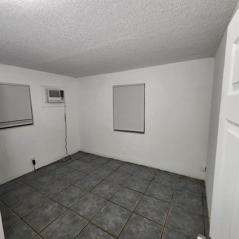 2449 NW 7th St, photo 7