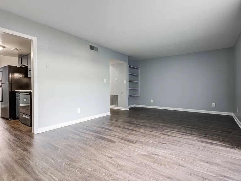 Country Club Apartments — Photo 8