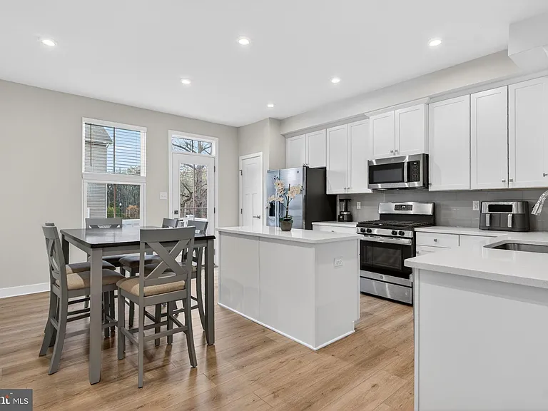 54 Sidney Ln — Photo 11