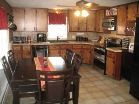 3rd image of 6 Marianne Dr