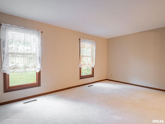 5th image of 222 Evergreen Ave