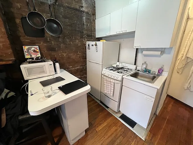 244 W 10th St #20 — Photo 3