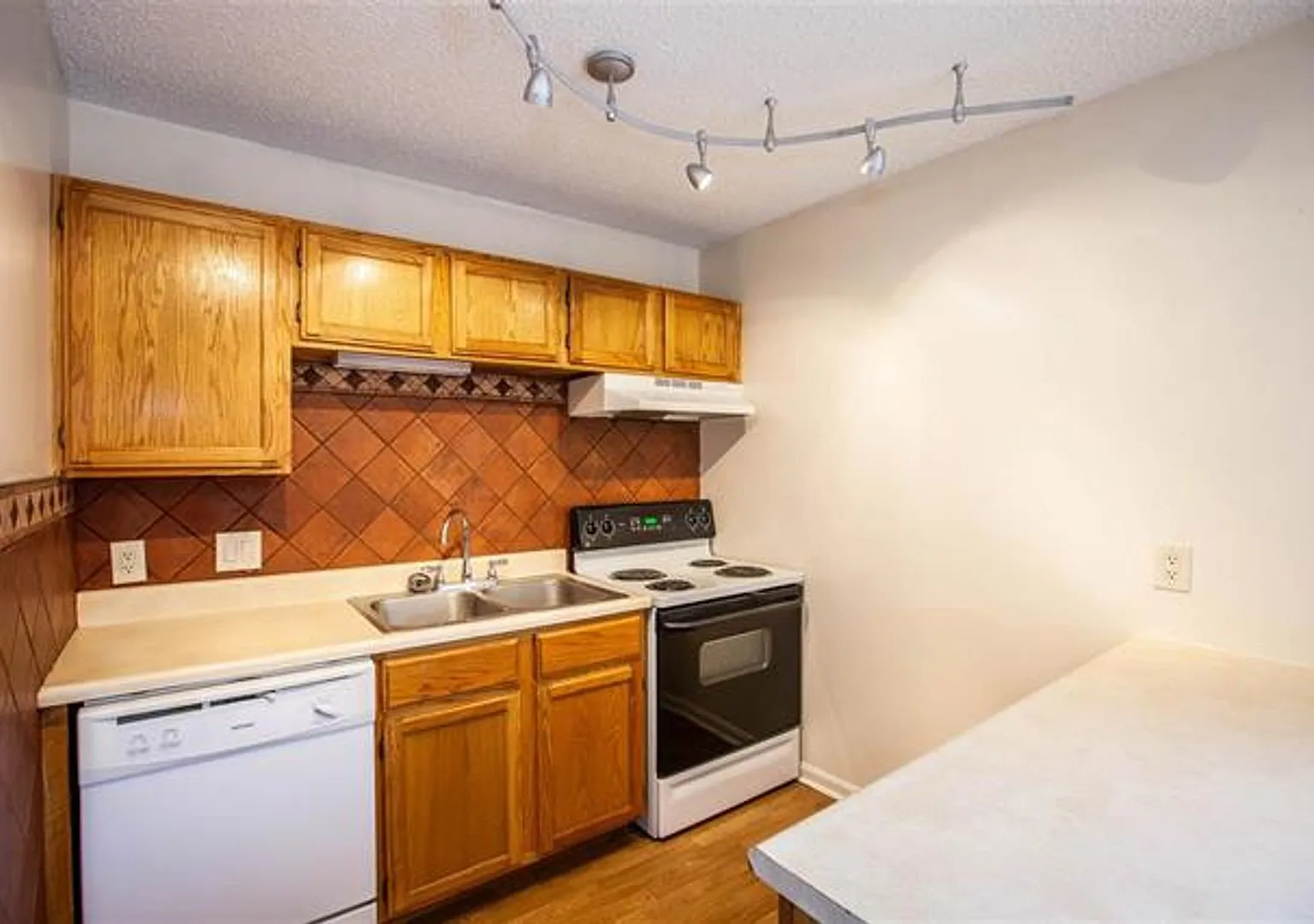 Cozy Apartment Living in Great Neighborhood! — Photo 3