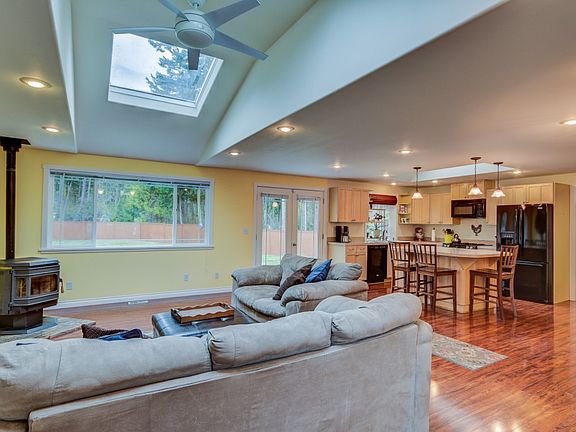 2nd image of 1960 Bonaparte Ln