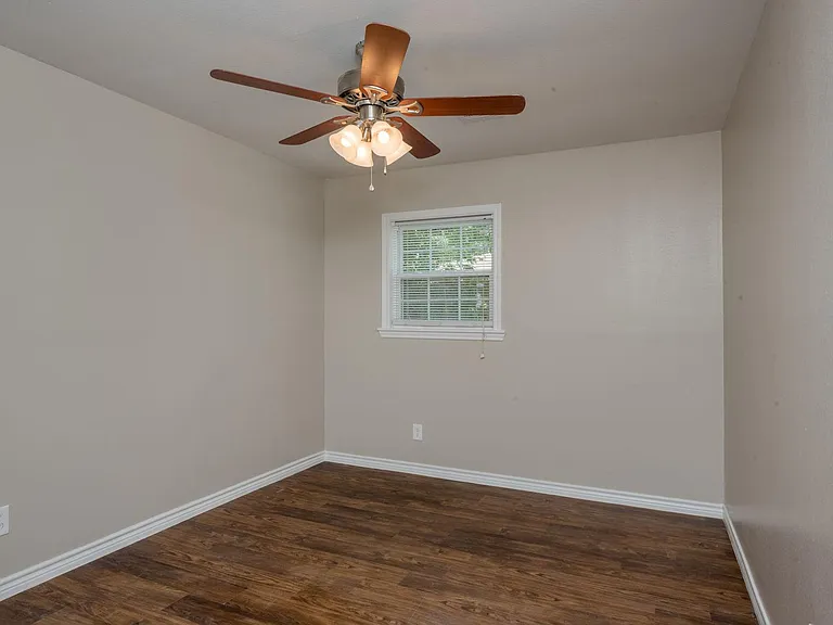 906 Lazy Ln — Photo 12