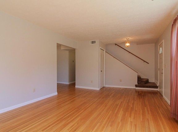 5th image of 107 Garrard St