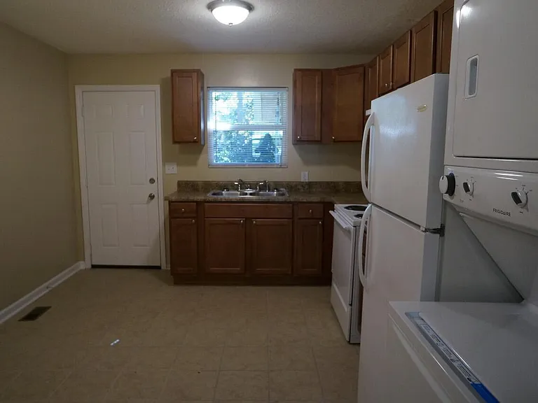 112 E McIver St — Photo 5