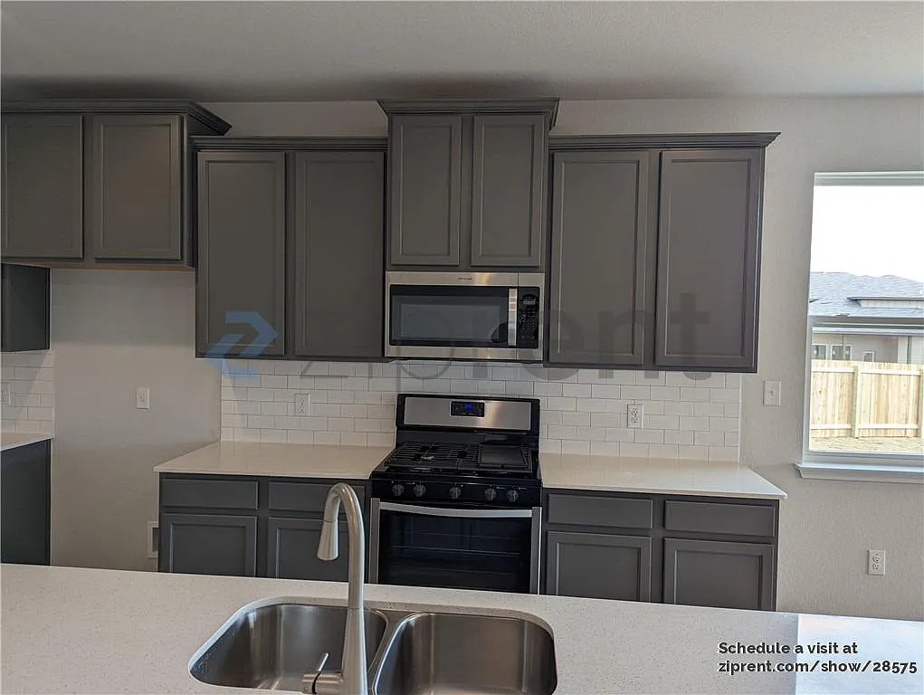 5 bed, 2809 sqft, $2,995 — Photo 4