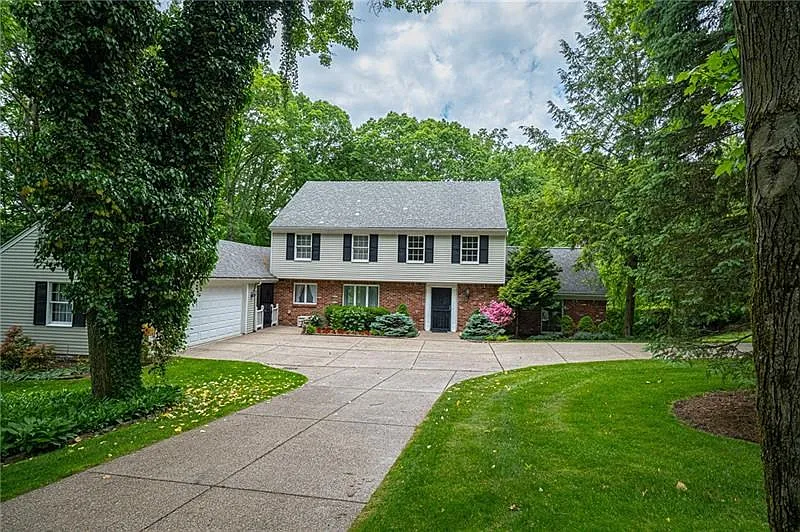319 Hallsborough Dr photo 1
