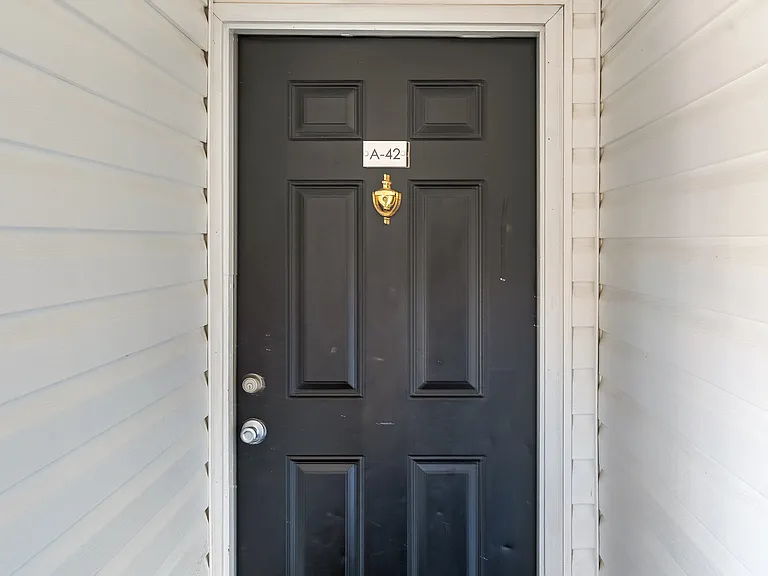 The Avenue — Photo 24