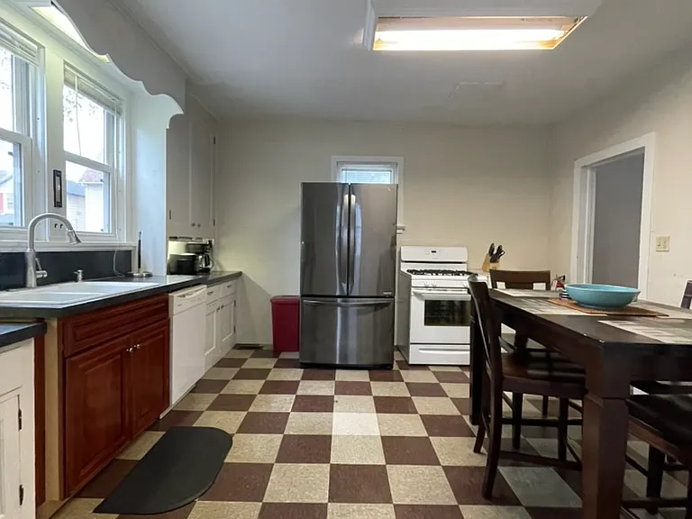 1031 Memorial Ave — Photo 5
