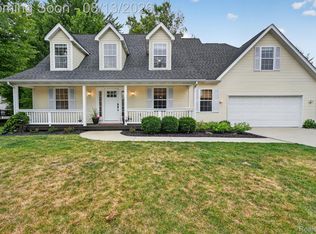 2028 Waterside Dr, Fenton, MI 48430