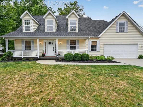2028 Waterside Dr, Fenton, MI 48430