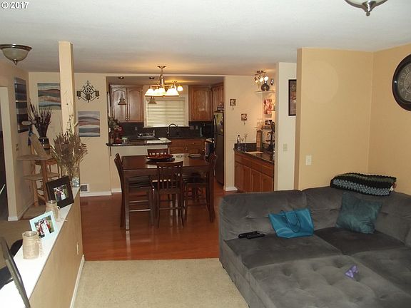 3rd image of 604 SE Jetty Ave