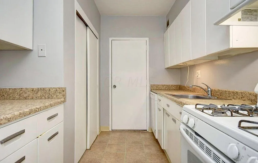 1 bed, 858 sqft, $1,350 — Photo 2