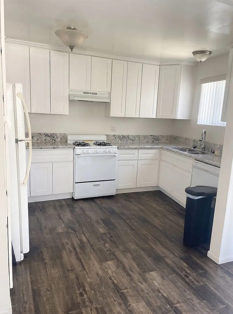 1830 N. La Brea Avenue — Photo 2