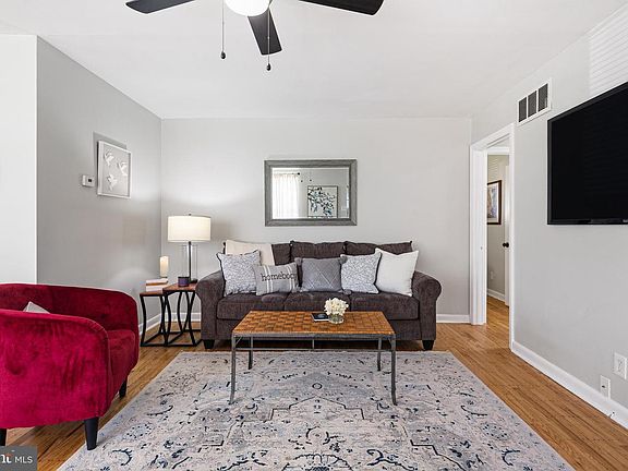 4th image of 225 Bradley Ave