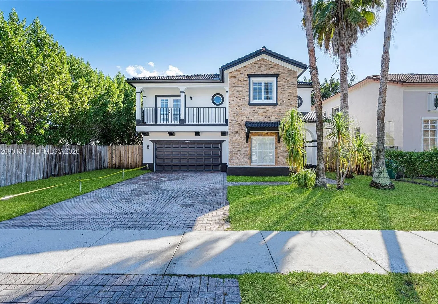 Laroc Estates — Photo 1