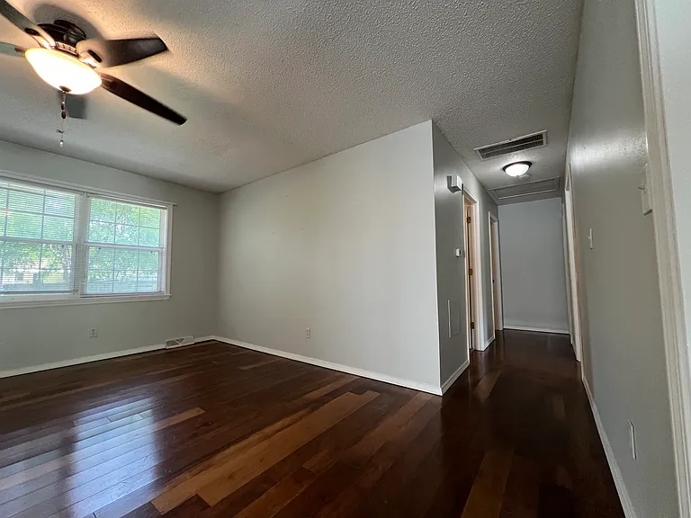 323 E Berkeley St — Photo 7