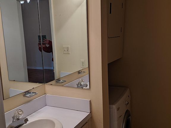 2nd image of 204 Thunderbird Cir APT B