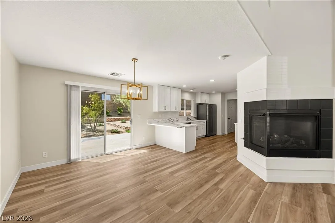3 bed, 2.5 bath, 1698 sqft, $2,395 — Photo 2