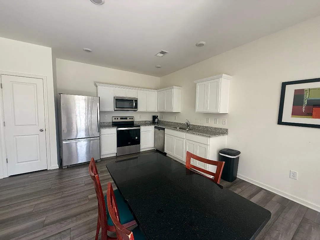 3 bed, 2.5 bath, 1682 sqft, $1,900 — Photo 4