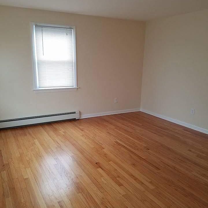 2nd image of 33 Gilbert Ln