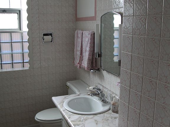 Bathroom 8' x 7'