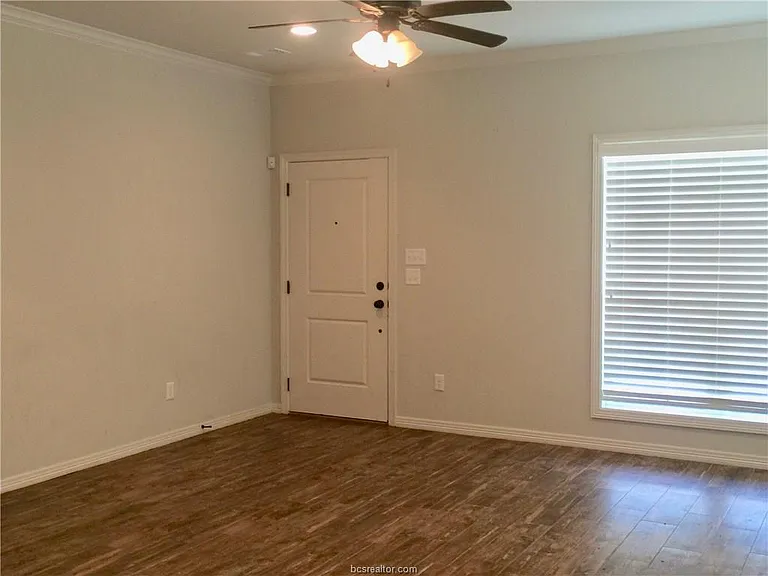 109 Ehlinger Dr — Photo 24