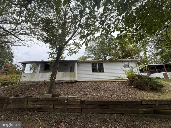 2 Brown Ln, Pine Grove, PA 17963