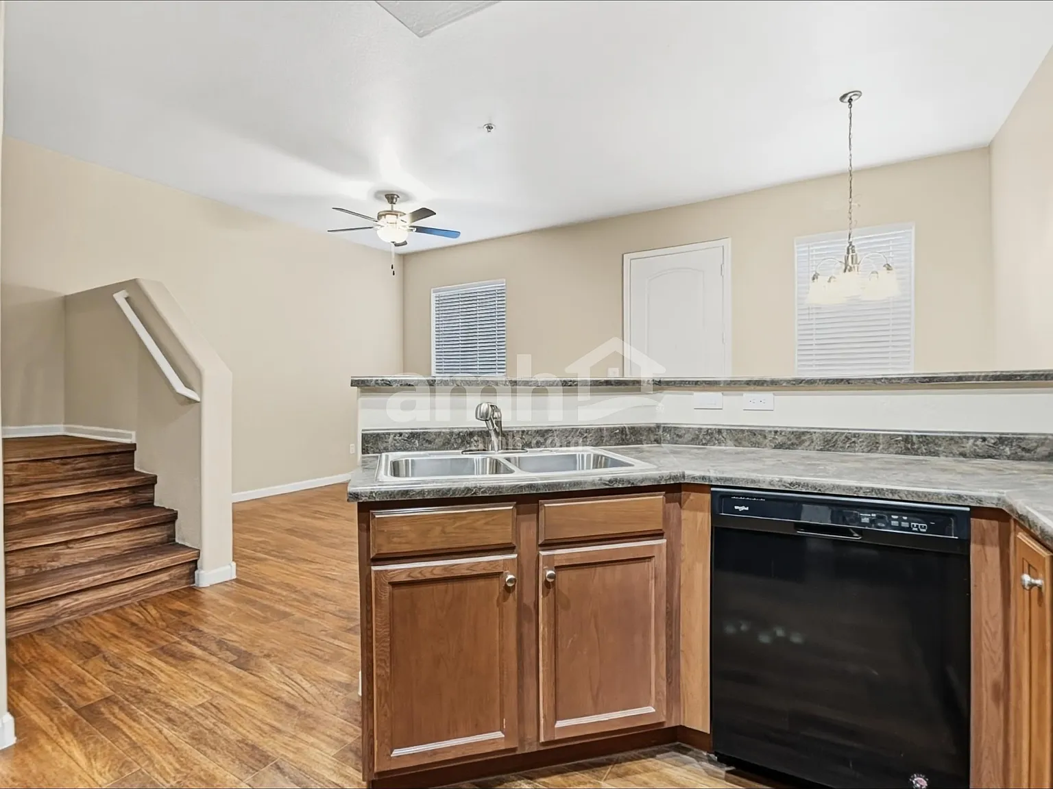 3 bed, 2.5 bath, 1284 sqft, $1,790 — Photo 4
