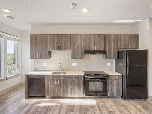 3rd image of 4923 King St Unit 200
