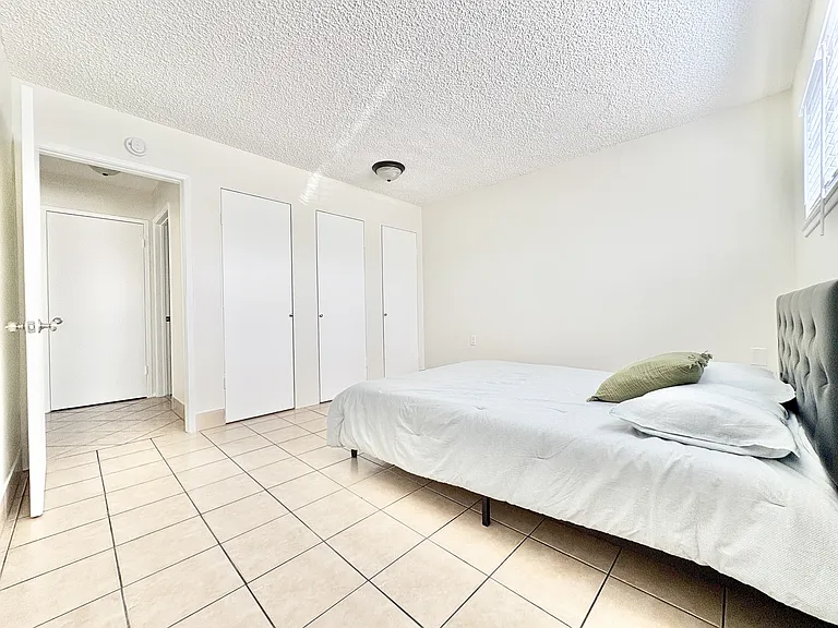 1226 E 7th St #1 — Photo 8